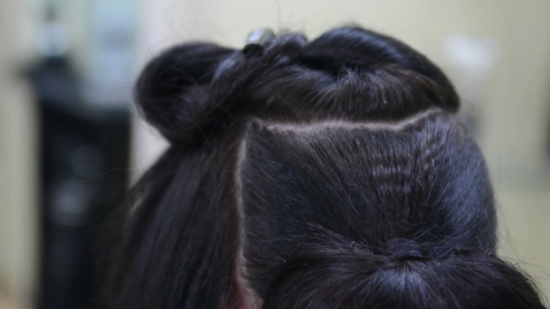 Tyttö, jolla on musta tukka tekee hiustenleikkuun
 - Materiaali, video