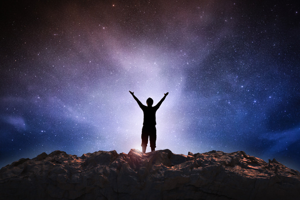 silhouette succès homme sur 3d rendant sommet de montagne dans l'espace
 - Photo, image
