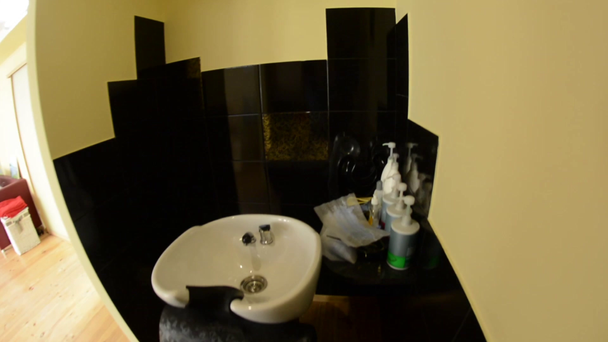 Room for washing hair in the beauty salon - Záběry, video