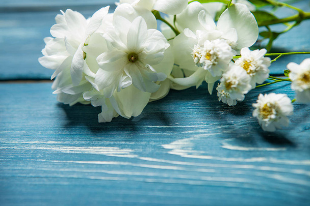 木製の背景にジャスミンの白い花。アラビアン ジャスミンの花 - 写真・画像