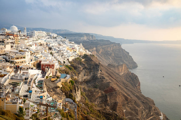 Thira, Santorini - 18.10.2018: Panoramic view Traditional famous white houses and churches in Thira town on Santorini island, Greece - Foto, afbeelding