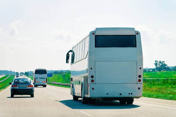 Λευκό τουριστικό λεωφορείο στην εθνική οδό, Πολωνία. Ταξιδιωτική έννοια. - Φωτογραφία, εικόνα