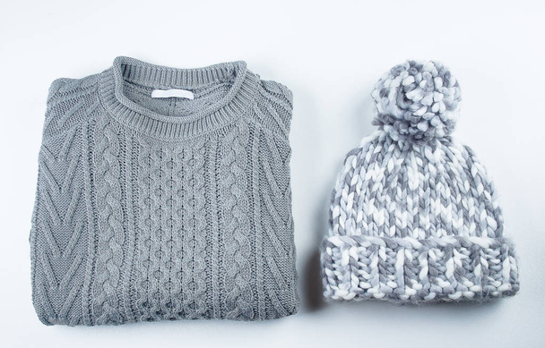 Collezione di maglione e cappello in maglia di lana su tavola di sfondo bianco
 - Foto, immagini