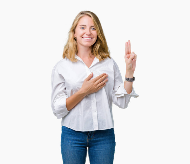 Mulher de negócios jovem bonita sobre fundo isolado Jurando com a mão no peito e dedos, fazendo uma promessa de lealdade juramento
 - Foto, Imagem