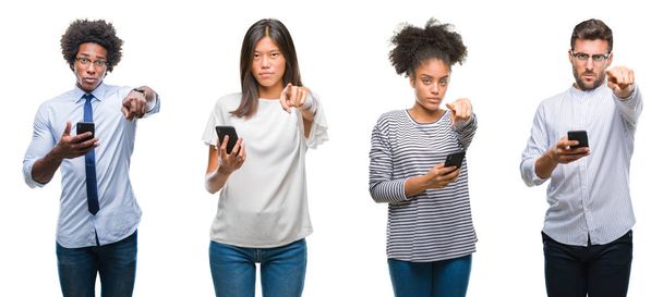 Emberek SMS üzenetet használ smartphone, mint kollázst elszigetelt háttér ujjal mutatva, hogy a kamera és az Ön, a kéz jel, pozitív és magabiztos gesztus, az első - Fotó, kép
