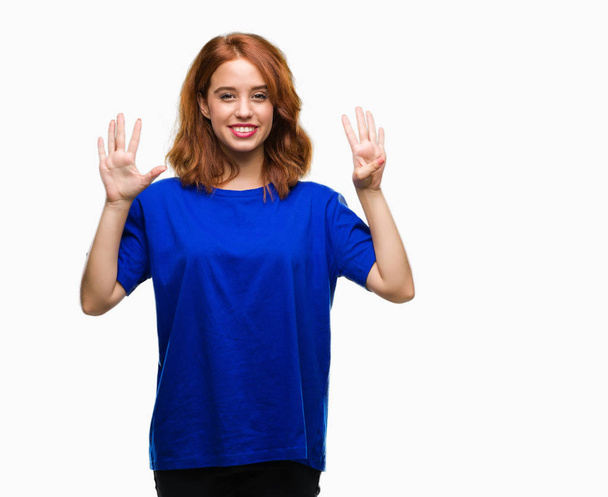 Молодая красивая женщина на изолированном фоне показывает и указывает пальцами номер девять, улыбаясь уверенно и счастливо
. - Фото, изображение