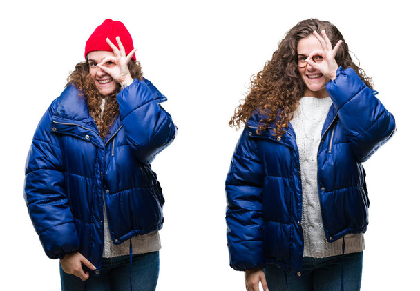 Colagem de jovem morena usando chapéu de lã de inverno e casaco sobre fundo isolado fazendo gesto ok com a mão sorrindo, olho olhando através dos dedos com o rosto feliz
. - Foto, Imagem