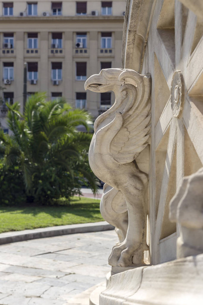 アテネ, ギリシャ。2018/09/29。都市の景観。晴れた日はネオクラシック様式のアテネのギリシャ国立図書館の彫刻. - 写真・画像