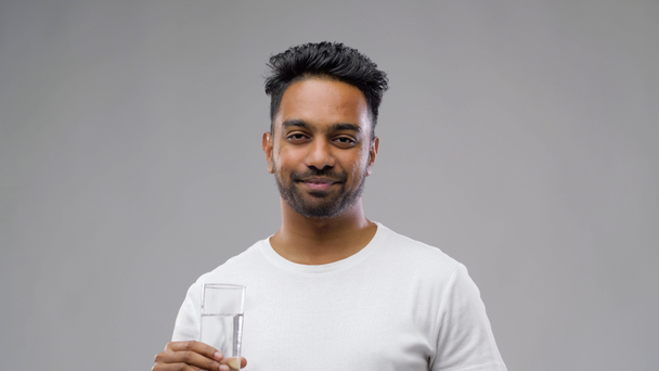 Gelukkig jonge Indiase man drinkwater uit glas - Video