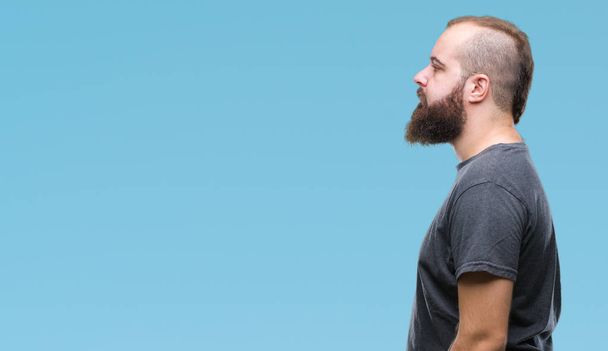 Muž mladý bělošský bokovky izolované pozadí pohledu na stranu, uvolnit profilu pozice s přirozenou tvář s sebejistý úsměv. - Fotografie, Obrázek