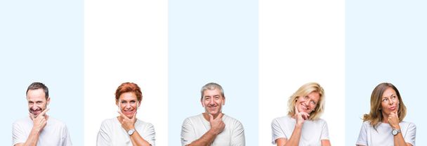Kollázs csoport középkorú és idősebb emberek visel fehér póló, elszigetelt háttér keresi benne, a kamera mosollyal karokkal és kezével emelt, az álla alatt. Pozitív gondolkodás. - Fotó, kép