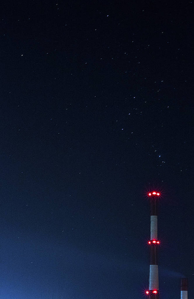 Yıldızlı gökyüzü ve santrali egzoz borusu. - Fotoğraf, Görsel