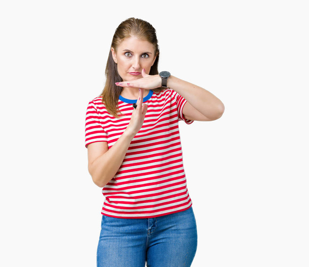 Średnim wieku noszenie t-shirt dorywczo na na białym tle robi przerwę gest rękami, sfrustrowani i poważną twarz Starsza kobieta - Zdjęcie, obraz