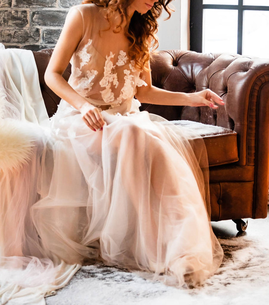 elegant bride indoor posing  - Φωτογραφία, εικόνα