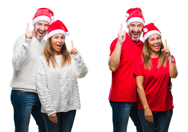 Collage d'âge moyen beau couple mature portant chapeau de Noël sur fond blanc isolé pointant doigt vers le haut avec idée réussie. Sorti et heureux. Numéro un
. - Photo, image