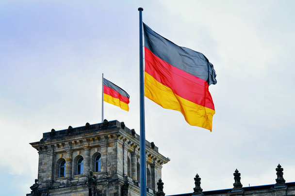 Dettaglio dell'edificio del Reichstag e delle bandiere tedesche a Berlino, la capitale della Germania
 - Foto, immagini