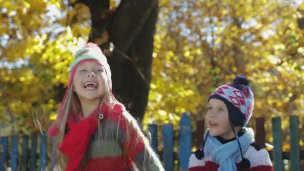 Feliz otoño niños en el parque forestal
 - Metraje, vídeo