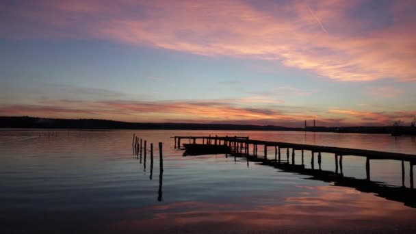 das Boot in der Nähe der Seebrücke bei Sonnenuntergang mit kleinen Wellen - Filmmaterial, Video