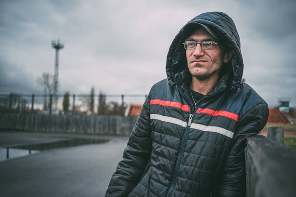 White man posing outside, guy in street clothes in winter. Wallpapers for your desktop. street style. emotional portraits - Valokuva, kuva