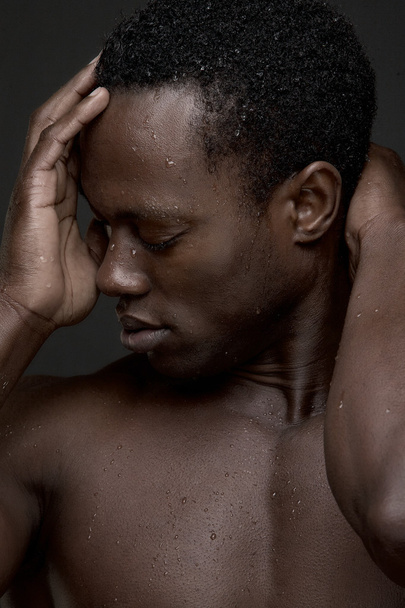 Seksikäs Afrikkalainen Amerikkalainen Mies etsii pois
 - Valokuva, kuva