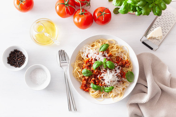 spagetti bolognese basilikalla ja parmesaanilla, italialainen pasta
 - Valokuva, kuva