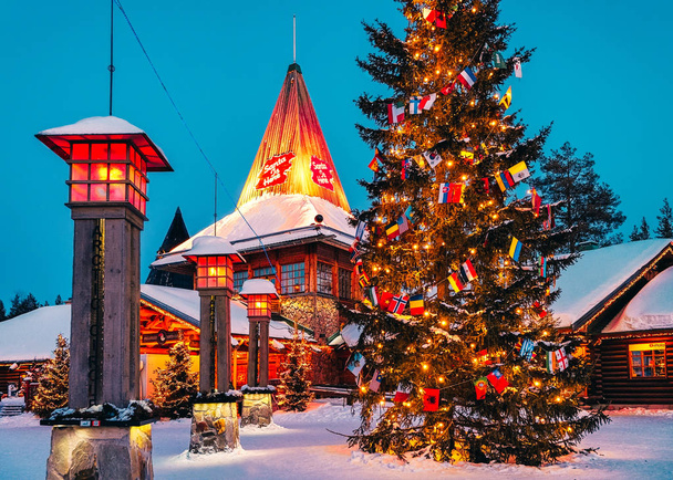 Rovaniemi, Finlândia - 5 de março de 2017: Escritório do Papai Noel em Santa Claus Village em Rovaniemi, na Lapônia, Finlândia
. - Foto, Imagem