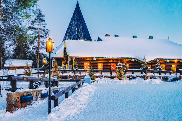 Vesnice Santa Claus při západu slunce ve vesnici Santa Claus v Rovaniemi v Laponsku ve Finsku. - Fotografie, Obrázek