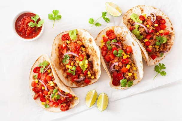 tacos mexicanos de ternera y cerdo con salsa, guacamole y verduras
 - Foto, Imagen