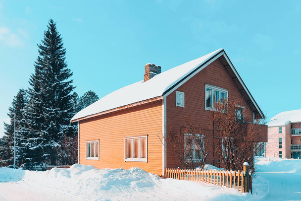 Будинок у снігу взимку в Фінляндії в Лапландії на Різдво. - Фото, зображення