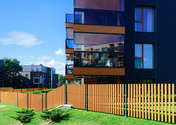住宅建物のヨーロッパの建築物群のフェンス。・屋外設備. - 写真・画像