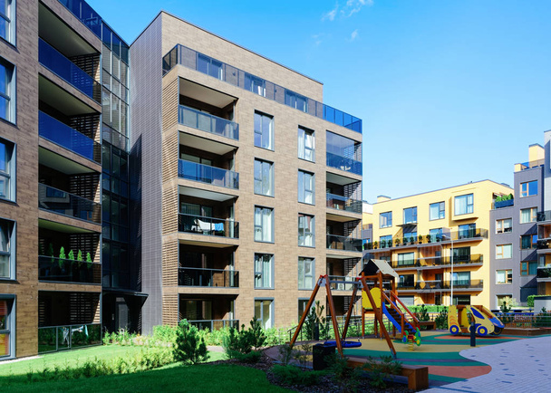Parque infantil con complejo europeo moderno de apartamento residencial edificio cuarto. Con instalaciones exteriores
. - Foto, Imagen
