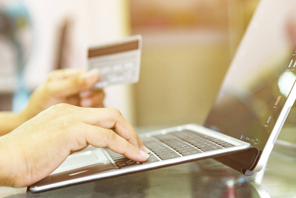 Kredi kartı tutan ve Online alışveriş, dizüstü bilgisayar kullanarak eller - Fotoğraf, Görsel