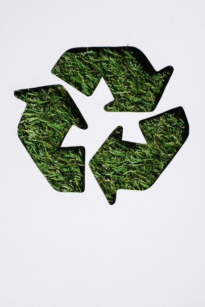 von oben Ansicht der Müll-Recycling-Schild mit Gras patern isoliert auf weiß - Foto, Bild