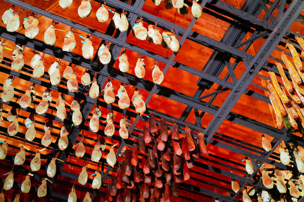 Pendurado tradicionais salsichas francesas secas na adega amadurecendo em Franche Comte
 - Foto, Imagem
