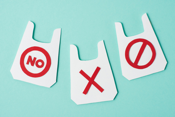 Modelos de papel de paquetes con signos de no y prohibición sobre fondo azul
 - Foto, Imagen