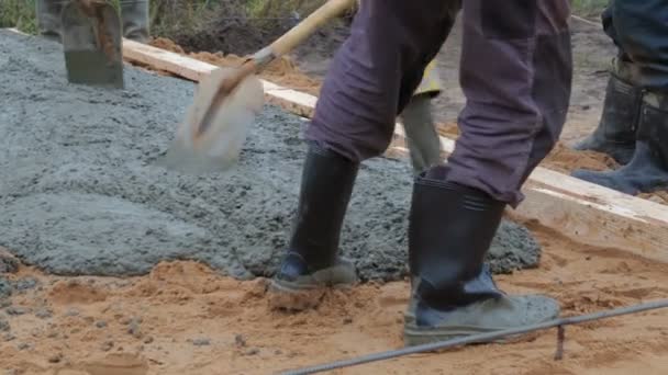 Beton in den Estrich auf dem Boden gießen - Filmmaterial, Video
