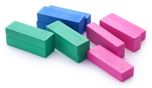 Jenga jeu de blocs de bois colorés sur fond blanc
 - Photo, image