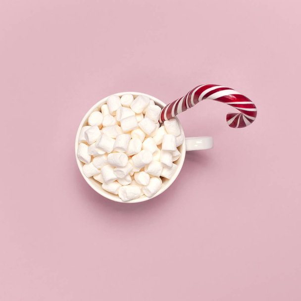 Joulun uudenvuoden juoma, valkoinen muki vaahtokarkkeja ja Candy Cane vaaleanpunainen tausta ylhäältä Flat Lay kopioi tilaa. Talvi perinteinen juoma ruokaa. Juhlallinen sisustus juhla joulu loma 2019
 - Valokuva, kuva