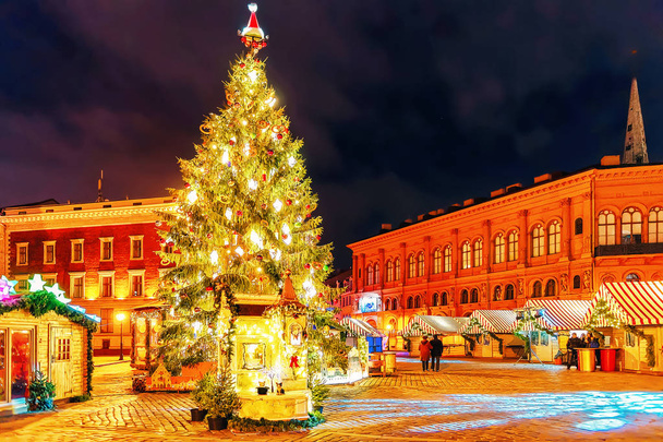 Eenzame straten in de oude stad tijdens de kerstviering in kerstmarkt in de winter Riga in Letland. - Foto, afbeelding