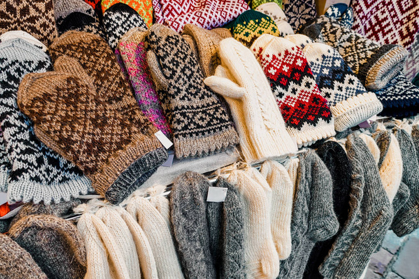 Yünlü ve sıcak eldivenler, eldivenler ve çoraplar Letonya 'daki Riga' daki Noel pazarında bir tezgahta.. - Fotoğraf, Görsel