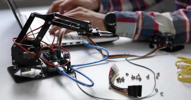 Roboteringenieur programmiert Roboterarm für Automatisierungsprojekt - Filmmaterial, Video