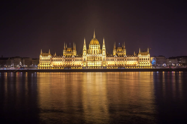 Hungarian Parliament Building on the bank of the Danube in Budapest at night. - Foto, Imagem