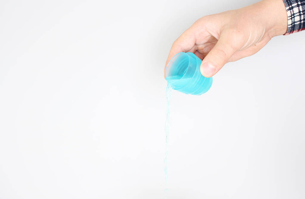 detergent measuring cup in hand - Foto, Imagem