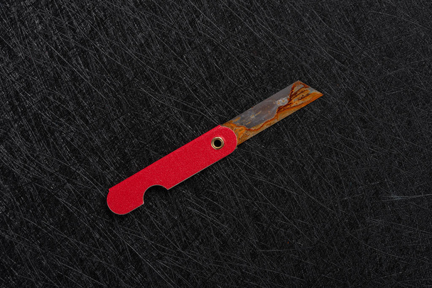 Rostiges Messer auf dunklem Hintergrund - Foto, Bild