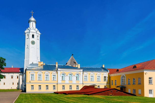 Clock Tower at the Kremlin in Veliky Novgorod, in Russia - Foto, Imagen