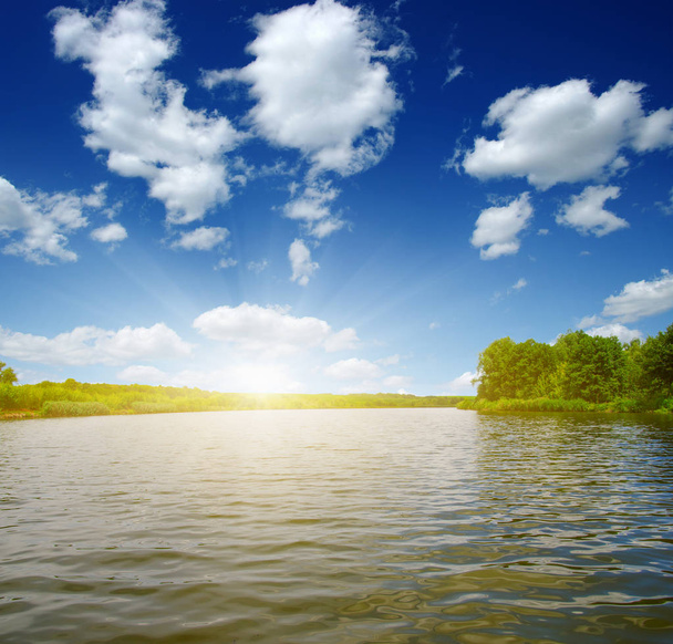 Озеро вода, берег и солнце. - Фото, изображение