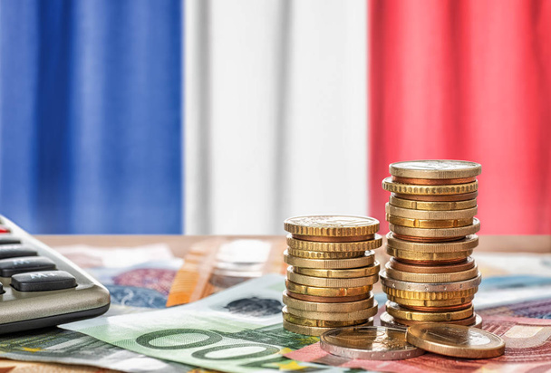 Euro-Banknoten und -Münzen vor der französischen Nationalflagge - Foto, Bild