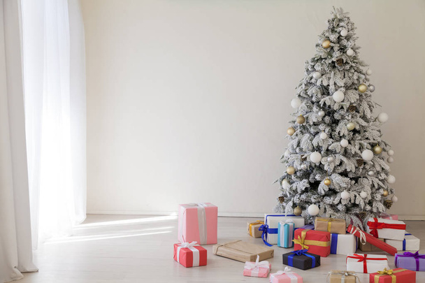 Bílá zimní dárky vánoční strom nový rok vánoční interiér - Fotografie, Obrázek