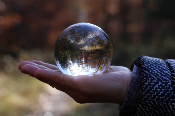 Outono através de uma bola de vidro. Composições de outono com tigela de vidro
 - Foto, Imagem