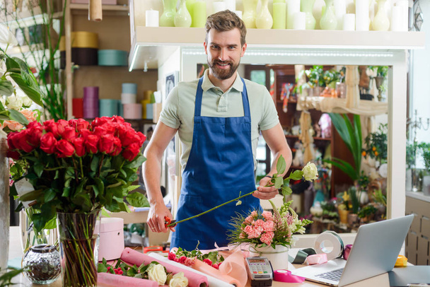 Male florist in flower shop - Foto, Imagen